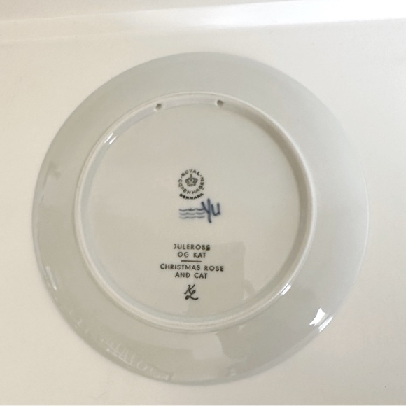 Royal Copenhagen 1970 Annual Plate Christmas Rose and Cat Denmark Blue White - Picture 10 of 13